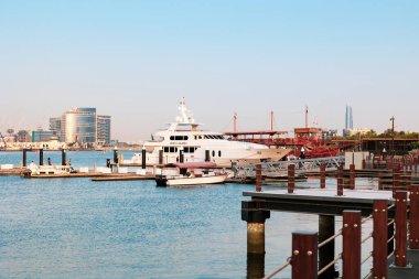 Dubai, BAE, 26 Mayıs 2021: Al Seef bölgesi, akşam. Creek Bur Dubai, Eski Geleneksel Emirati Mimari İnşaat Dükkanları veya Çorba 'nın bir yeridir. 