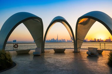 Dubai şehri alacakaranlıkta ya da akşam üzeri ufuk çizgisi. Dubai Creek Limanı 'ndan güzel bir manzara..