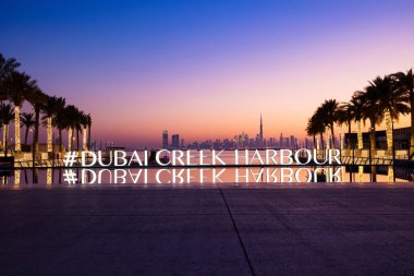 Dubai, BAE - 2 Haziran 2021: alacakaranlıkta ya da akşam üzeri Dubai şehir silueti. Dubai Creek Limanı 'ndan güzel bir manzara..