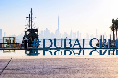 Dubai, BAE - 2 Haziran 2021 Dubai silueti. Dubai Creek Liman Bölgesinden güzel bir manzara.