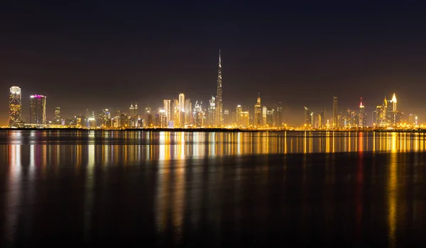 Vista Nocturna Del Horizonte Ciudad Dubai Con Reflejos Sobre Agua —  Fotos de Stock