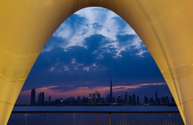 Dubai, Birleşik Arap Emirlikleri - 22 Şubat 2021: Dubai gece ufuk çizgisi. Dubai dere limanından bir manzara
