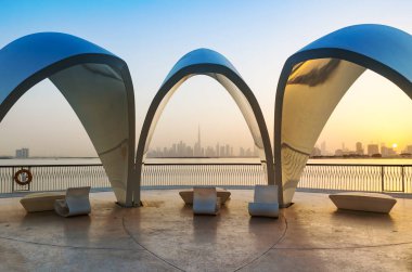 Akşamları Dubai şehrinin ufuk çizgisi. Dubai Creek Liman Bölgesi 'nden bir manzara.