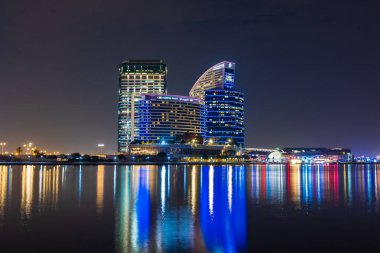 Dubai, Birleşik Arap Emirlikleri - 9 Ağustos 2021: Dubai 'deki Festival Şehri' nin güzel gece manzarası. Hotel Crown Plaza ve otelin kıtalararası binaları görünüyor..