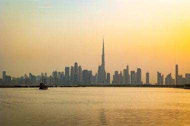 Dubai, Birleşik Arap Emirlikleri - 13 Ağustos 2021: Dubai şehir gökdelenlerinin güzel manzarası veya Burj Khalifa ile birlikte Al Jaddaf, Dubai, BAE 'de ele geçirildi.