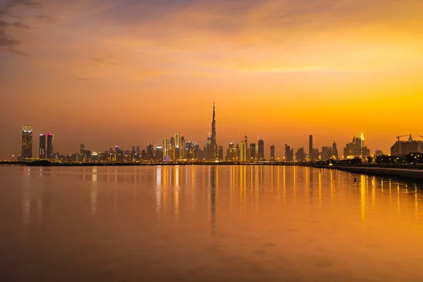 Dubai Skyline Ciudad Por Noche Con Cielo Colorido Reflexión Sobre —  Fotos de Stock