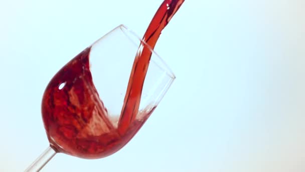 Червоне Вино Наливається Склянку Білому Тлі — стокове відео