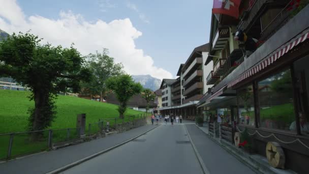 スイスのWengenを歩く — ストック動画