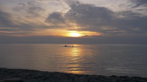 Crianças Brincando Calm Lake Sunset — Vídeo de Stock