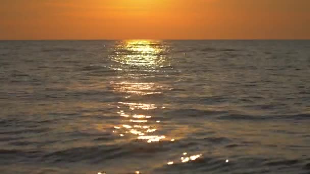 Mooi Schot Van Heldere Zonsondergang Licht Glinsteren Bewegend Water — Stockvideo