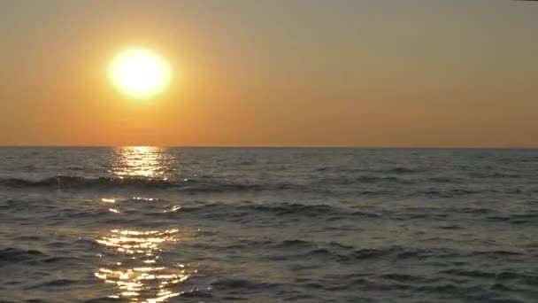 Prachtige Gele Zon Ondergaand Horizon Met Bewegend Water — Stockvideo