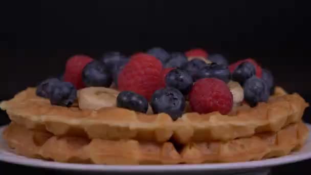 Waffle Ların Üzerine Şeker Tozu Dökülüyor — Stok video