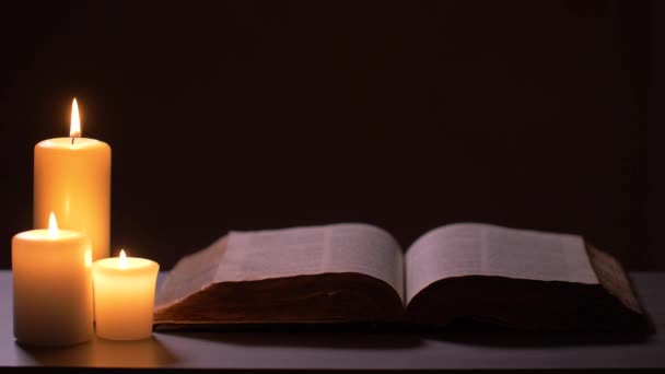 Biblia Iluminada Por Velas — Vídeo de stock