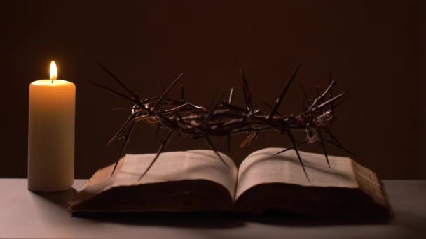 Bible Illuminée Par Une Bougie Avec Une Couronne Épines Sur — Video