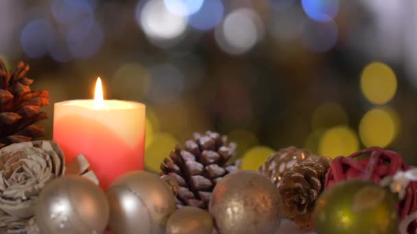 休日のお祝いのためのクリスマスの装飾でろうそくを燃やす — ストック動画