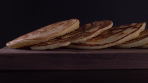 Panorering Nybakade Pannkakor — Stockvideo