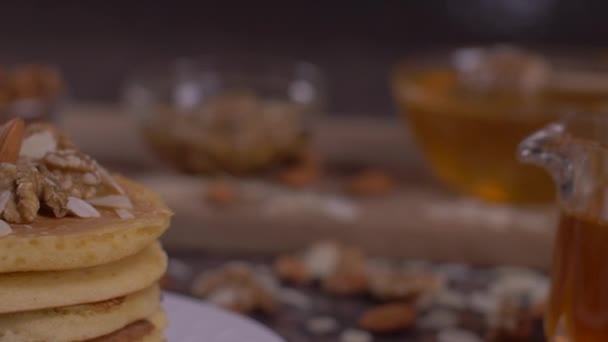 Primer Plano Pila Panqueques Con Nueces Topping — Vídeos de Stock