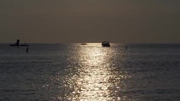 Kleines Boot Auf Dem See Sonnenuntergang — Stockvideo