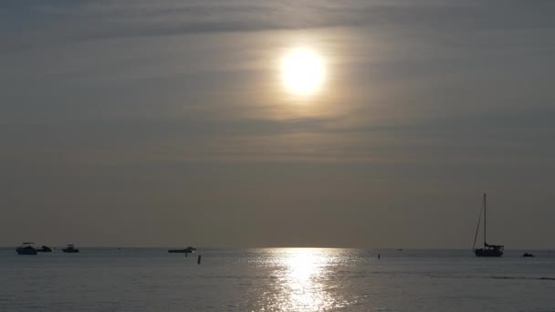 Великолепные Закатные Облака Отражаются Пляжных Водах — стоковое видео
