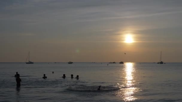 Kinder Spielen Mit Fußball Auf Dem Wasser Sunset Lake Ontario — Stockvideo