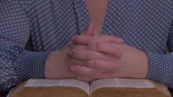 Mujer Orando Por Biblia Mañana — Vídeo de stock