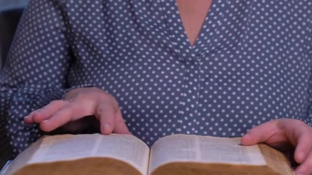 Tett Kvinnen Som Leser Bibelen – stockvideo