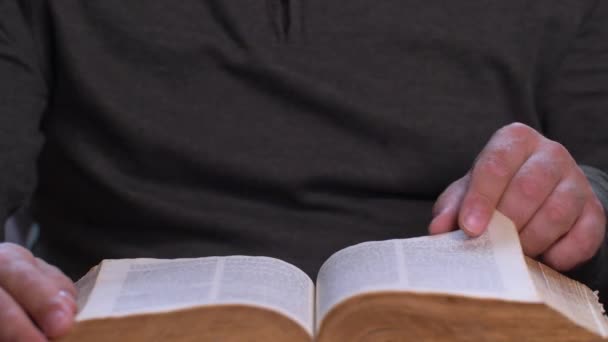 Nær Innpå Man Reading Bible – stockvideo