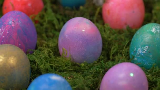 五彩缤纷的复活节彩蛋躺在篮子里旋转 — 图库视频影像