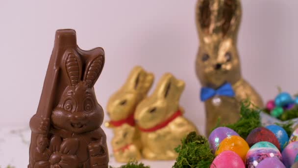 Oeufs Pâques Lapins Chocolat Sur Fond Blanc — Video