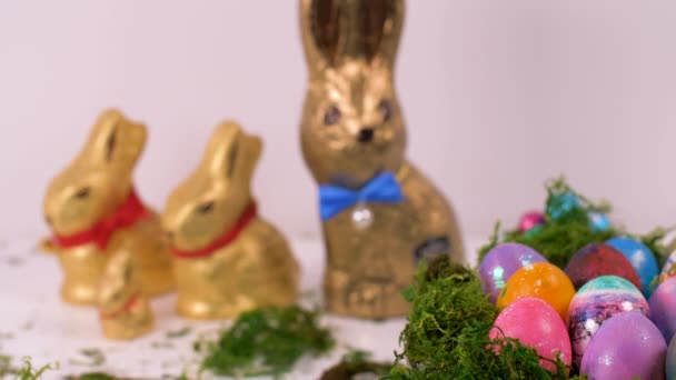 Kleurrijke Paaseieren Draaien Met Chocolade Konijnen Achtergrond — Stockvideo