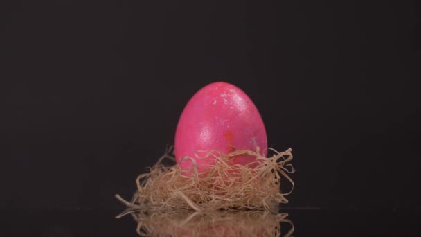 Primer Plano Huevos Pascua Girando Sobre Fondo Negro — Vídeo de stock