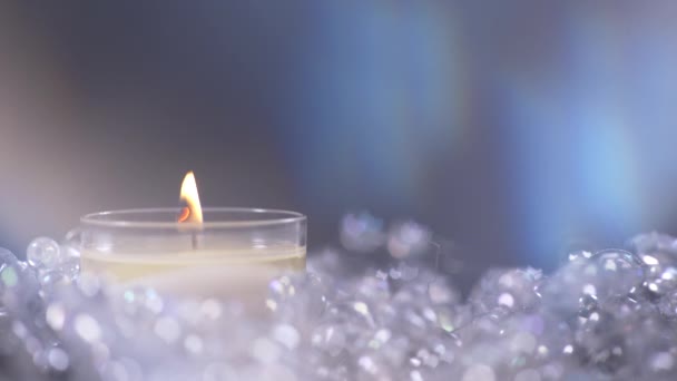 Pozadí Jednotné Svíčky Lit Čočkou Světlice Vánoční Dekorace — Stock video