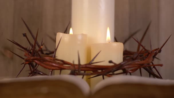 Bijbel Met Doornenkroon Kaarsen Achtergrond — Stockvideo