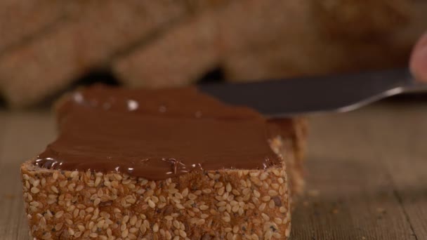 Nahaufnahme Von Schokolade Die Auf Brot Aufgetragen Wird — Stockvideo