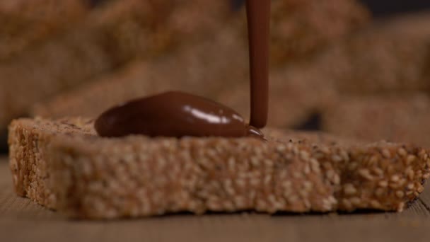 Närbild Choklad Som Hälls Bröd — Stockvideo