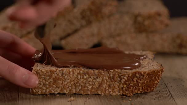 Espalhe Chocolate Sendo Espalhado Por Pessoa — Vídeo de Stock