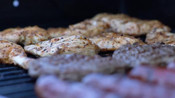 Blick Auf Fleisch Auf Grillpfanne Rechts — Stockvideo