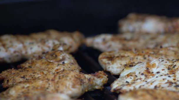 Close Chicken Grill Panning Right — Stock Video