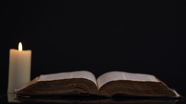 Άποψη Της Βίβλου Και Lit Κερί Στο Παρασκήνιο — Αρχείο Βίντεο