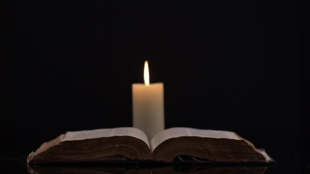 Bibelbok Och Ljus — Stockvideo