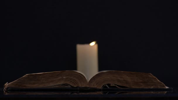 Βίβλος Και Άνεμος Φυσά Φλόγα Του Κεριού — Αρχείο Βίντεο