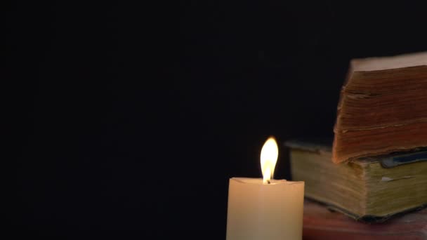 在背景上吹灭蜡烛和书籍 — 图库视频影像