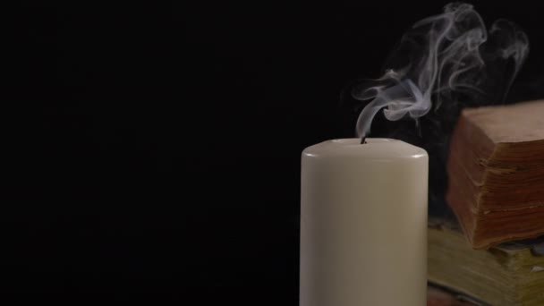 关闭蜡烛和书籍的镜头 — 图库视频影像