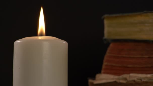 Ausblasen Einer Kerze Und Bücher Hintergrund — Stockvideo