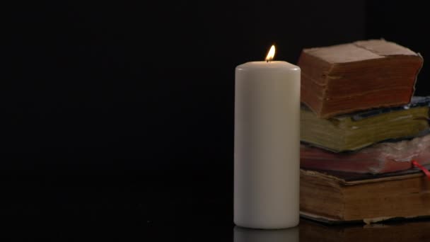 Свечи Книги Заднем Плане — стоковое видео