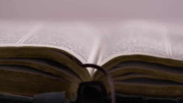 Ouvrir Livre Biblique — Video