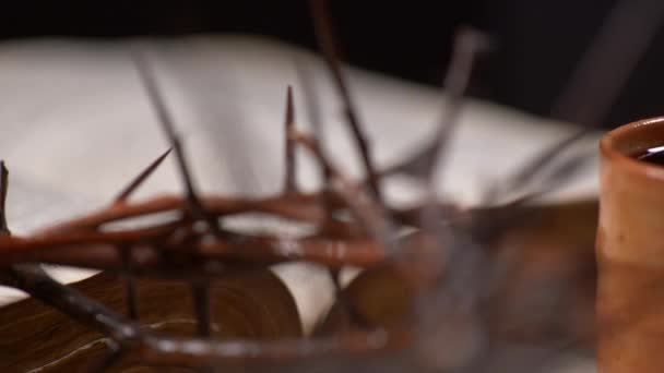 Coupe Remplie Vin Avec Couronne Épines Vieille Bible Droit Panoramique — Video