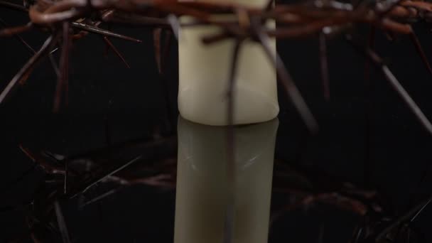 Panoramique Couronne Avec Une Bougie Allumée Sur Fond Noir — Video