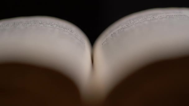 Livro Panning Para Baixo Com Dof Rasa Bíblia Borrão — Vídeo de Stock
