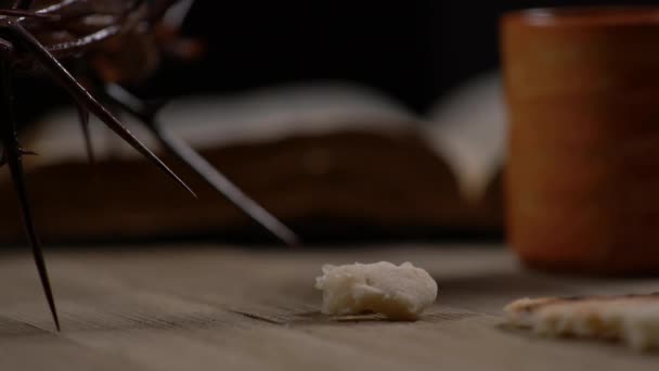 Kleine Stukjes Brood Die Tafel Worden Gelegd — Stockvideo